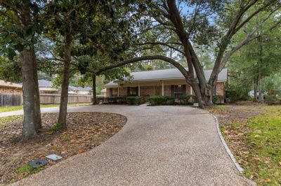 Ample space in this driveway. | Image 2