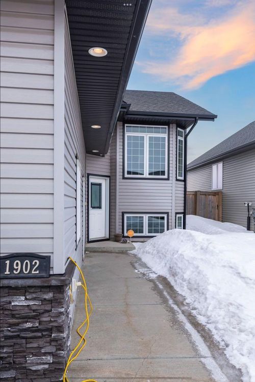 1902 56 Ave, Lloydminster, AB, T9V3M4 | Card Image