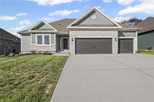 10216 N Winchester Ave, Kansas City, MO, 64156-7933 | Card Image