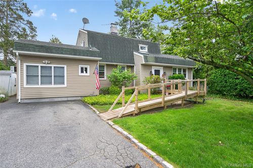 8 7th St, Carle Place, NY, 11514-1309 | Card Image