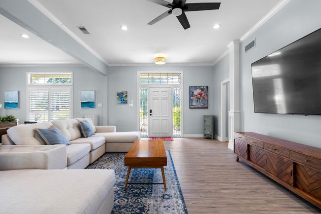 Comfortable living area | Image 5