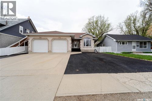 1054 Monk Ave, Moose Jaw, SK, S6H4E4 | Card Image