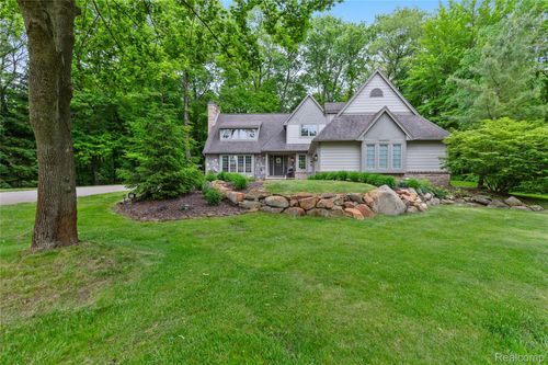 8268 Pine Lake Dr, Springfld Twp, MI, 48350-2046 | Card Image