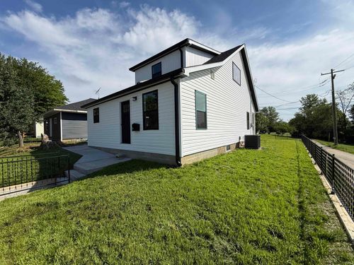 716 S 9th St, Petersburg, IN, 47567-1821 | Card Image