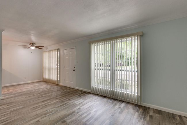 411 S Dooley St, Condo with 10 bedrooms, 5 bathrooms and 8 parking in Grapevine TX | Image 5
