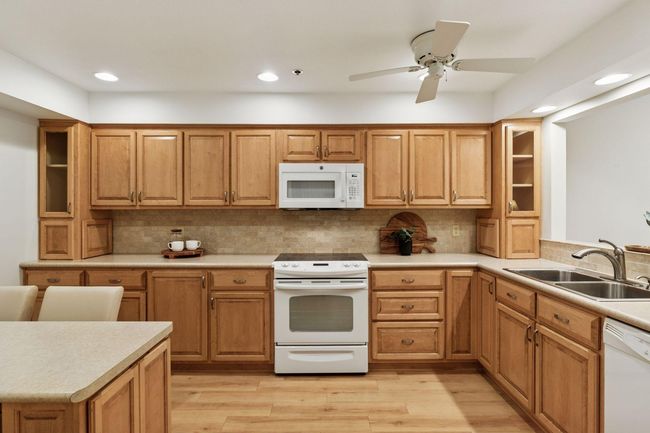 Tons of cabinets | Image 10