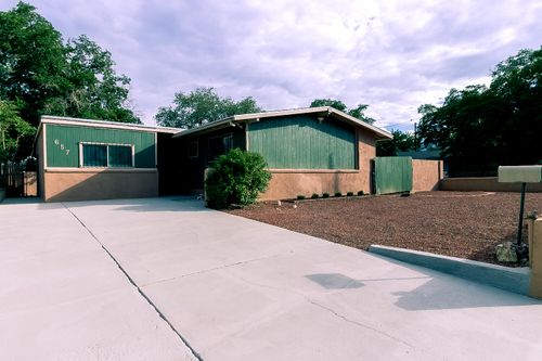 657 Grace St Ne, Albuquerque, NM, 87123-1318 | Card Image