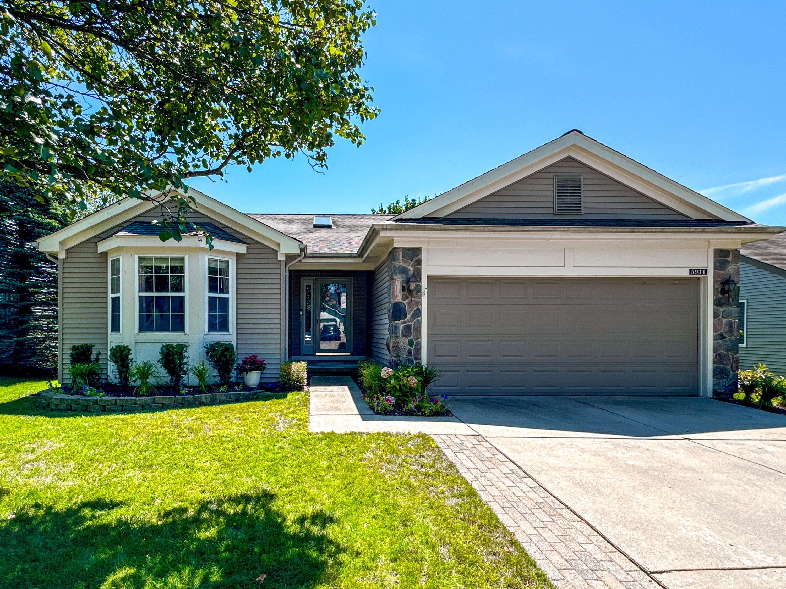 Northridge Cir, Waterford, MI 48327