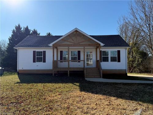 812 W Main St, Pilot Mountain, NC, 27041-9318 | Card Image
