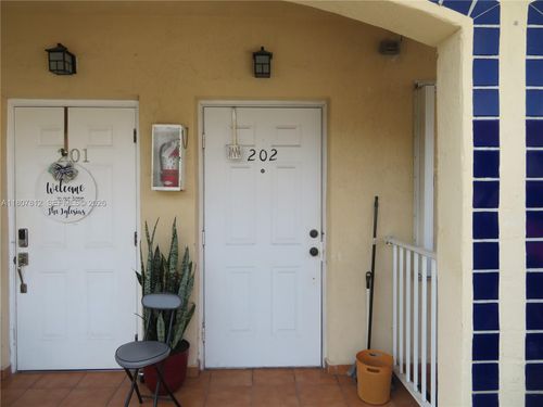 apt-202-10017 W Okeechobee Rd, Hialeah Gardens, FL, 33016-3137 | Card Image