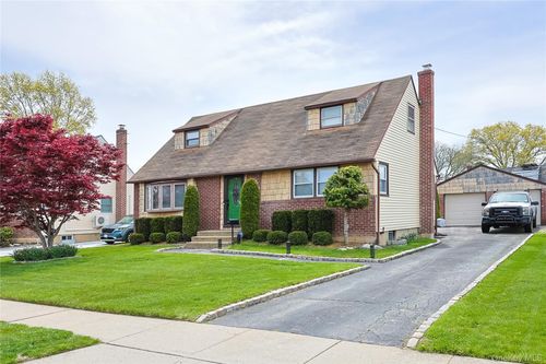 3734 Ferndale Dr, Wantagh, NY, 11793-1652 | Card Image
