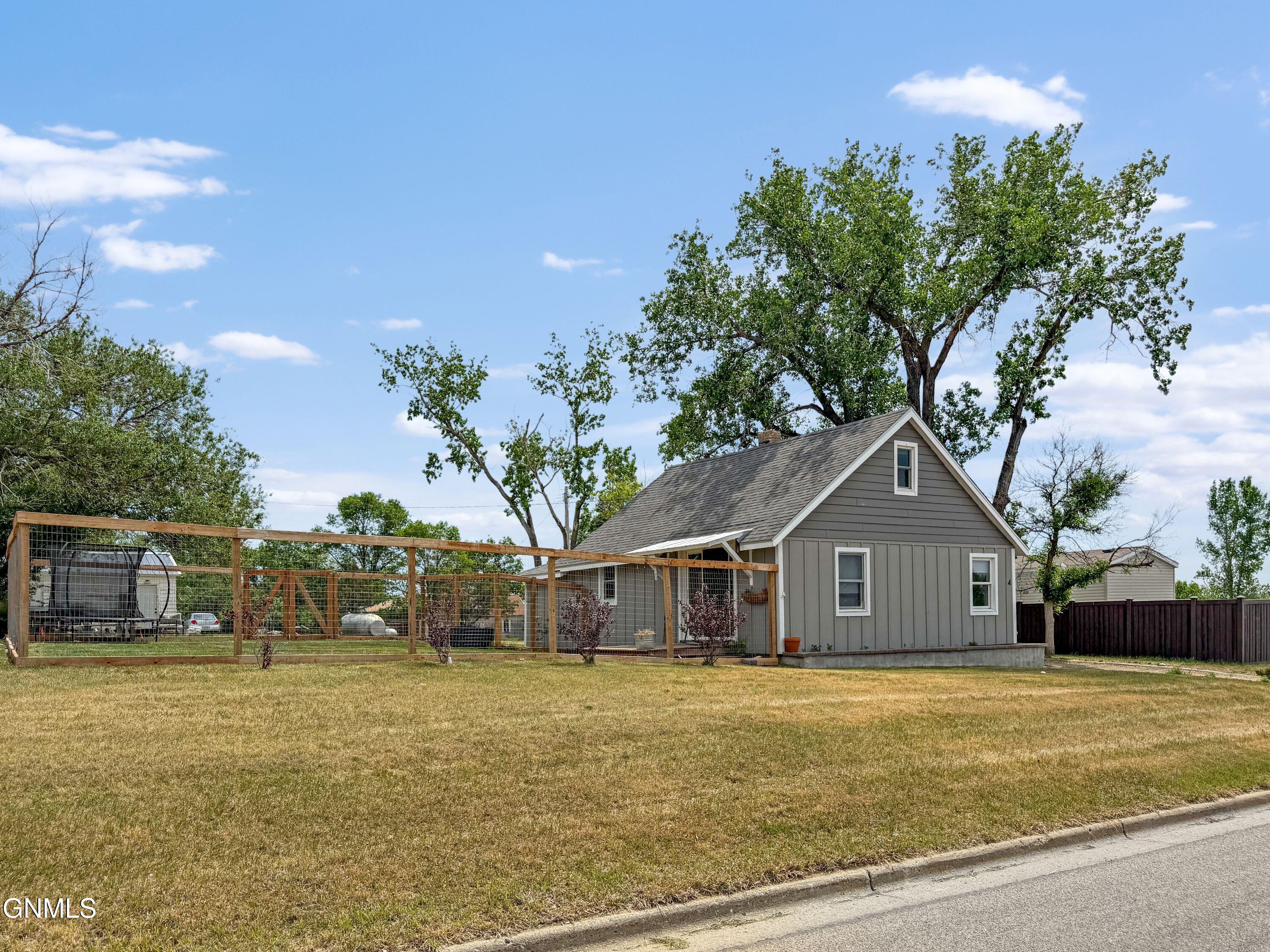 Residential in Grenora 3