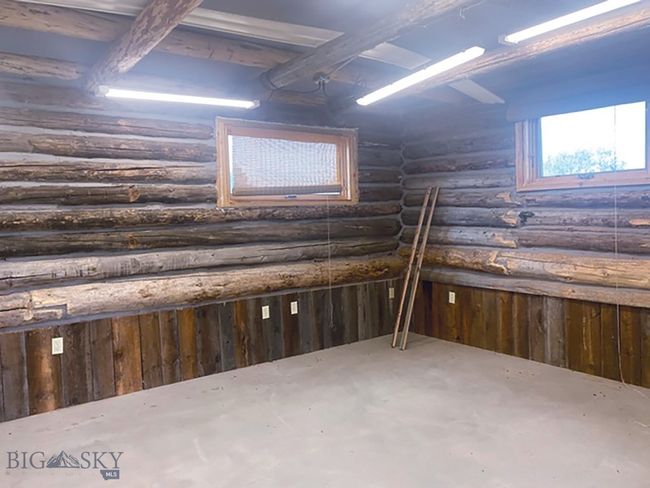 Williams cabin inside | Image 19