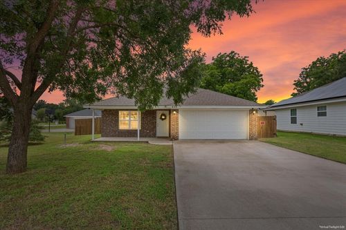 605 Powers St, Lacy Lakeview, TX, 76705-1823 | Card Image