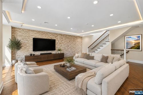 20 Marquis Ct, Edgewater, NJ, 07020-2900 | Card Image