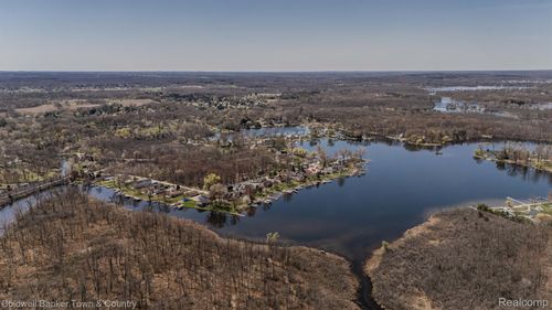 4405 Shoreview Ln, Hamburg Twp, MI, 48189-9160 | Card Image