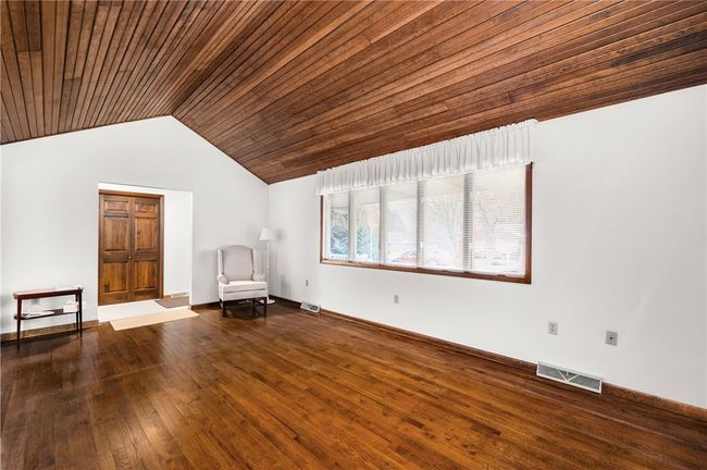 VERY GENEROUS SIZE LIVING ROOM 20X12 WITH HARDWOOD FLOORS AND CATHEDRAL CEILING. | Image 3