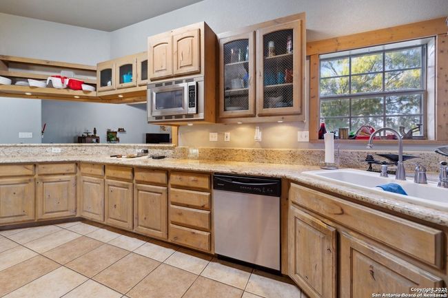 6170 County Road 332, Home with 4 bedrooms, 4 bathrooms and null parking in Jourdanton TX | Image 4