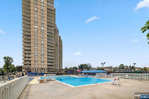 555 North Ave, Fort Lee, NJ, 07024-2404 | Card Image