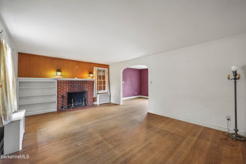 32 Jason St, Pittsfield, MA, 01201-5904 | Card Image