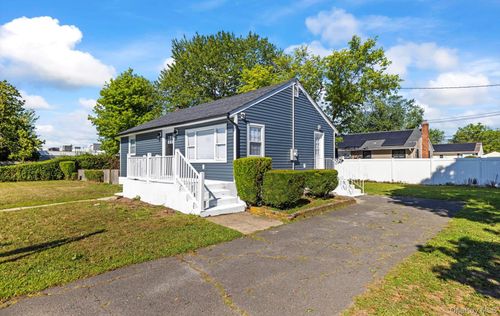 1 Atna Dr, Amityville, NY, 11701-2031 | Card Image