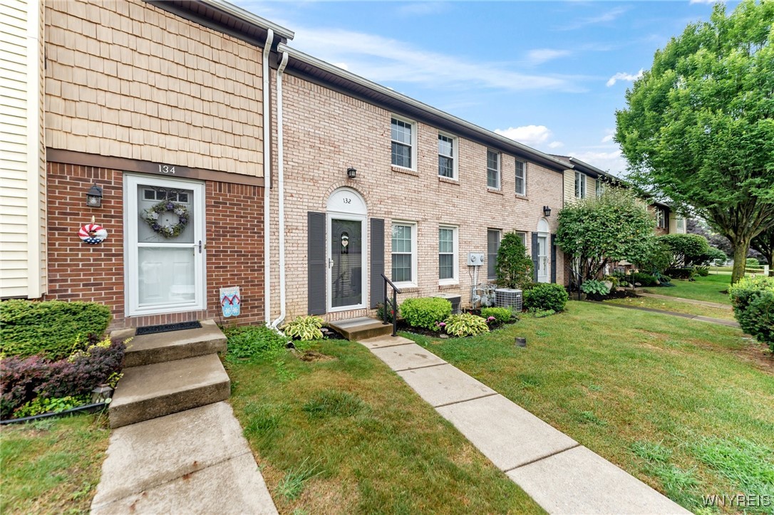 Stepping Stone Ln, Orchard Park, NY 14127