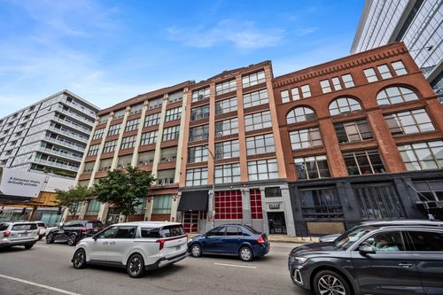 200-222 W Ontario Street, Chicago, IL, 60654 | Card Image