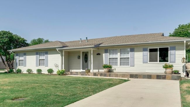 Ranch-style house with a front yard and a shingled roof | Image 4
