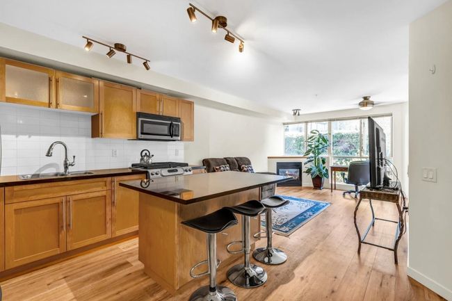 304 - 122 E 3 Rd Street, Condo with 1 bedrooms, 1 bathrooms and 1 parking in North Vancouver BC | Image 1