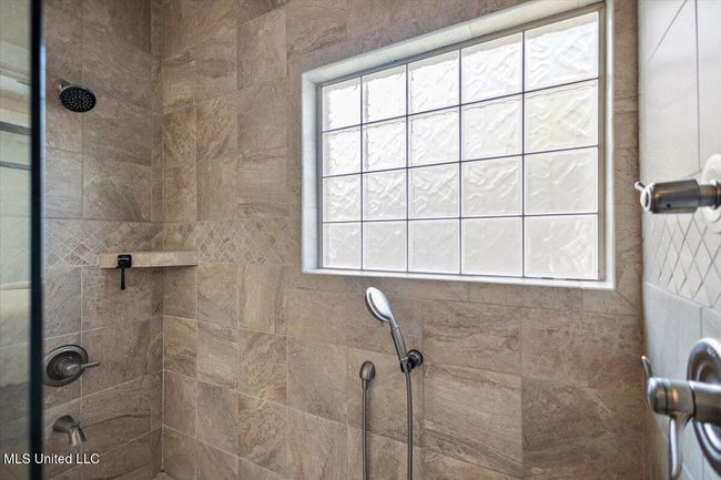 311 master shower | Image 26