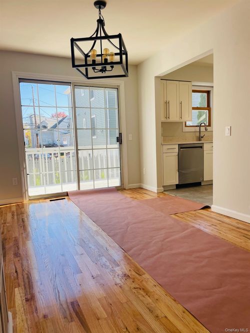 16 Oldwood Rd, Port Washington, NY, 11050-1426 | Card Image