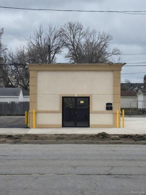 17744 E 9 Mile Rd, Eastpointe, MI, 48021-2565 | Card Image