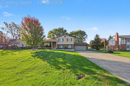 272 Morgan Hill Dr, Lake Orion, MI, 48360-2470 | Card Image