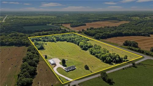 27779 Cold Water Rd, Louisburg, KS, 66053-8142 | Card Image