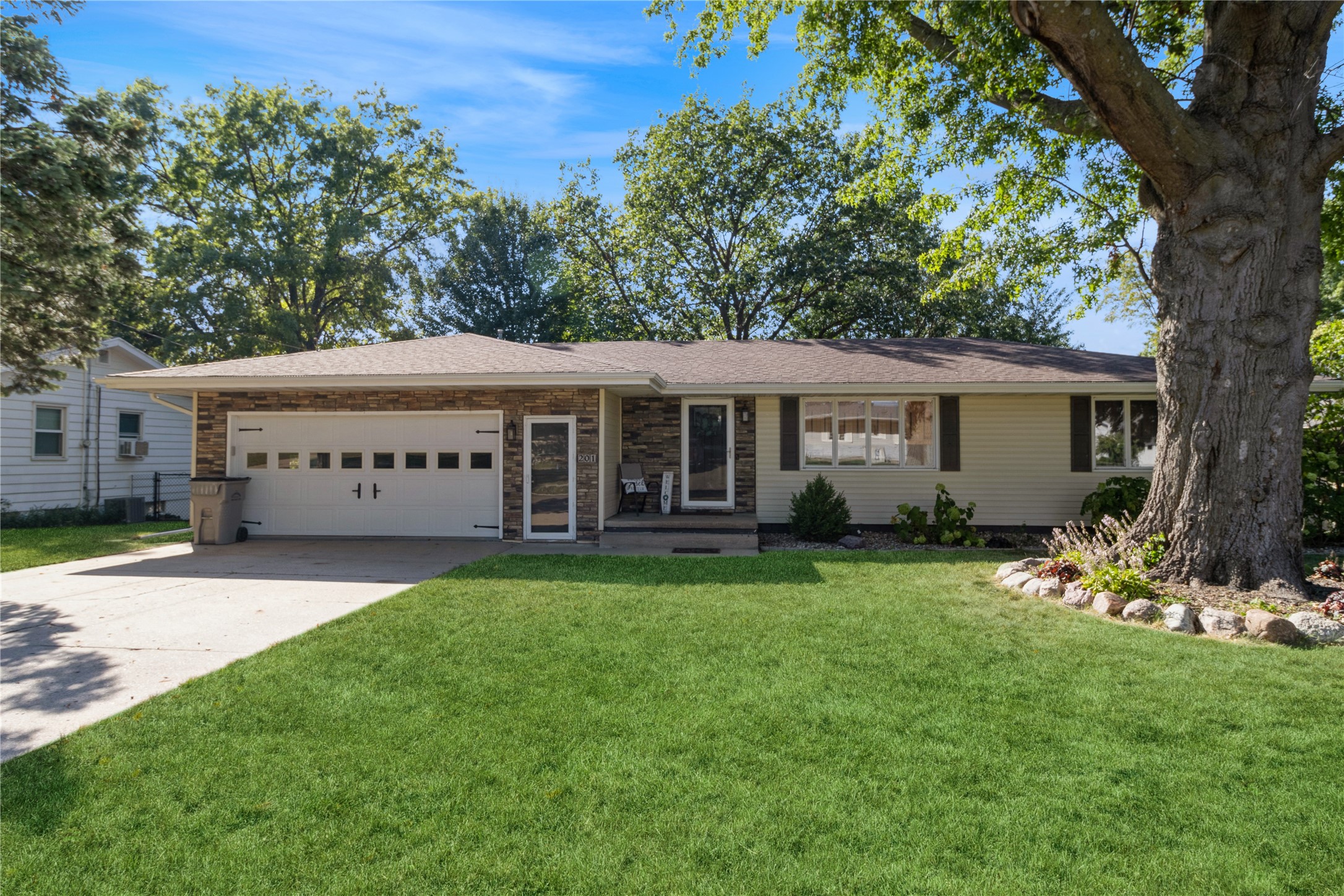 Sunset Dr, Pleasantville, IA 50225