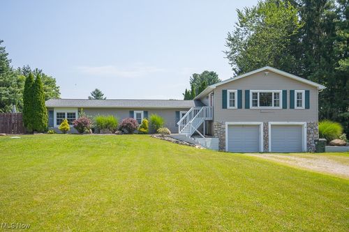 18833 Riverview Dr, Chagrin Falls, OH, 44023-1816 | Card Image