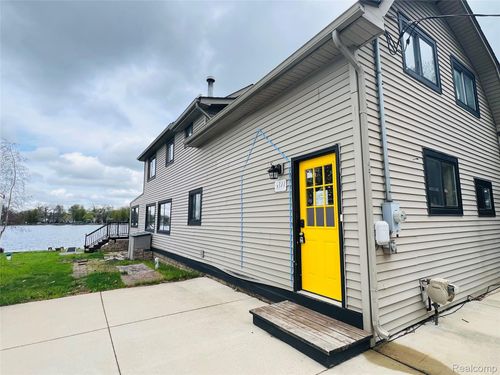 5377 Wildwood Dr, Howell, MI, 48843-9183 | Card Image