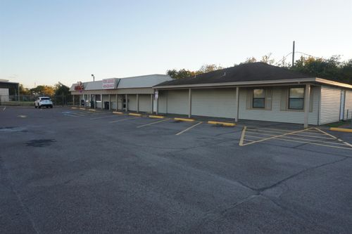 5885 W Port Arthur Rd, Port Arthur, TX, 77640-1754 | Card Image