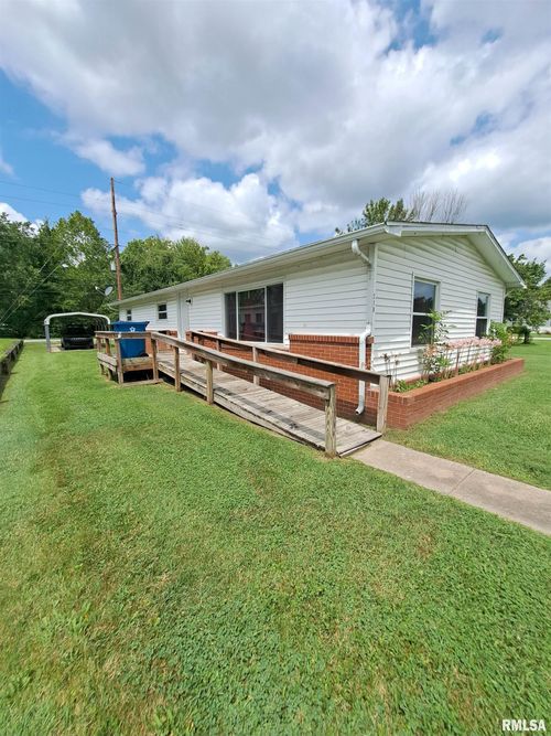 210 N Chestnut St, De Soto, IL, 62924-1129 | Card Image