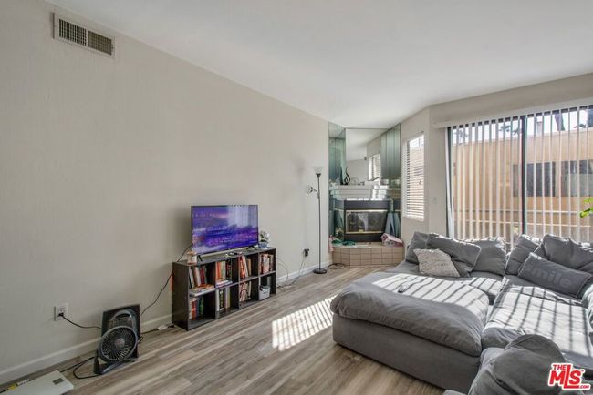 UNIT-2 - 19009 Sherman Way, Condo with 1 bedrooms, 1 bathrooms and 2 parking in Reseda CA | Image 17