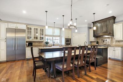 gourmet kitchen with eat-in banquette | Image 2