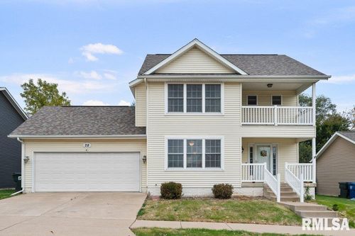 28 W Village Cir, Davenport, IA, 52806-4857 | Card Image
