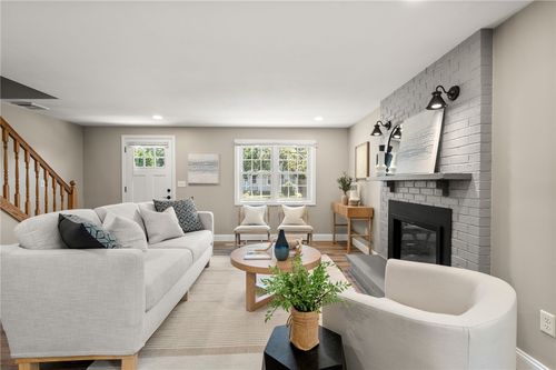 476 Green End Ave, Middletown, RI, 02842-5648 | Card Image