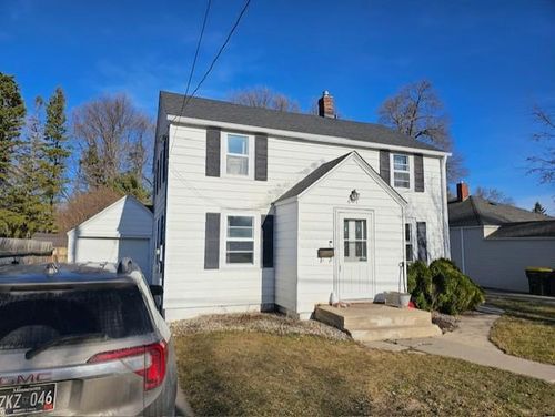 611 11th St Sw, Willmar, MN, 56201-3022 | Card Image