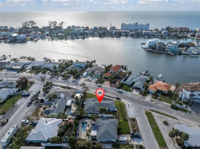 8651 Gulf Boulevard, House other with 3 bedrooms, 2 bathrooms and null parking in St Pete Beach FL | Image 3