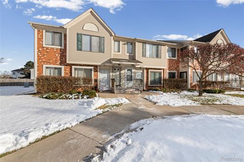25-30755 Hidden Pines Ln, Roseville, MI, 48066-7308 | Card Image