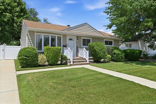 672 Anderson Ave, Franklin Square, NY, 11010-3202 | Card Image