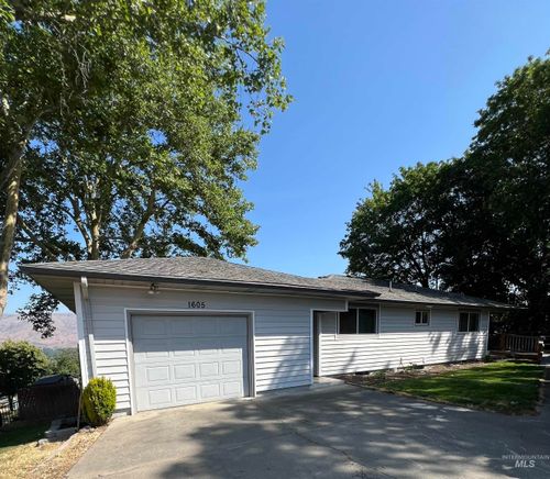 1605 Vineyard Dr, Lewiston, ID, 83501-6333 | Card Image