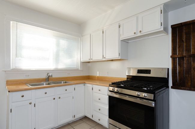 44 W End - Kitchen | Image 12