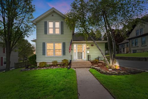 424 James St, Burlington, WI, 53105-1111 | Card Image